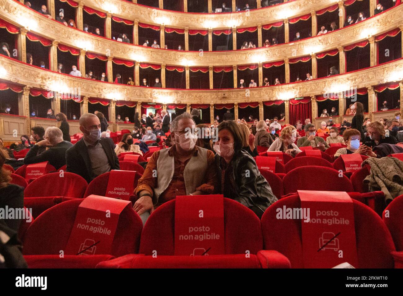 Roma, Italia. 03 maggio 2021. (5/3/2021) Vista del Teatro Argentina all'ingresso della gente. Il Teatro Argentina, uno dei più importanti teatri di Roma, riaperto, con tutti i controlli e le restrizioni dovute alla pandemia del Covid-19. Un gruppo di attori e attrici ha organizzato un flashmob davanti all'ingresso del teatro per protestare contro la situazione del teatro in Italia. (Foto di Matteo Nardone/Pacific Press/Sipa USA) Credit: Sipa USA/Alamy Live News Foto Stock