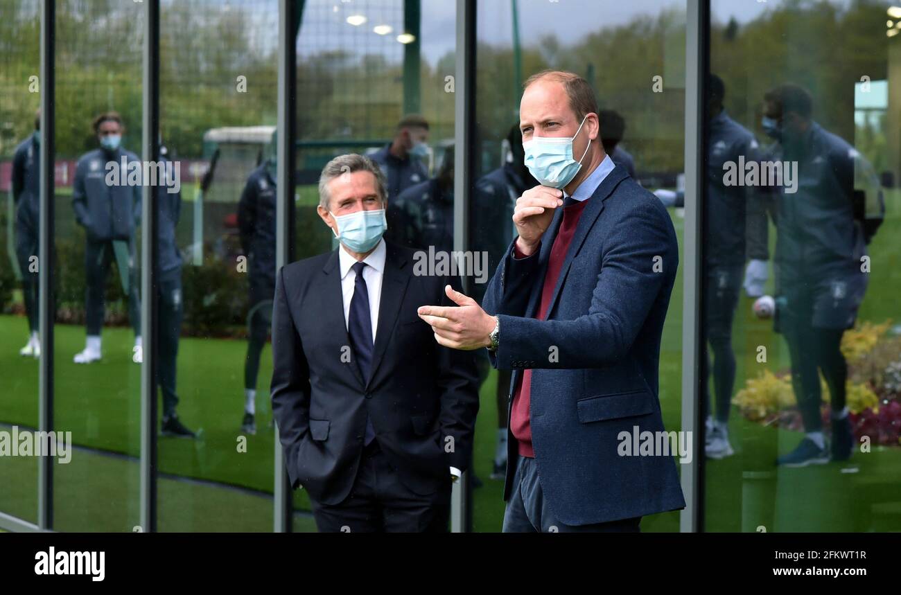 Il Duca di Cambridge parla con i giocatori di Aston Villa durante una visita al Centro ad alte prestazioni di Aston Villa a Bodymoor Heath, Warwickshire. Data immagine: Martedì 4 maggio 2021. Foto Stock