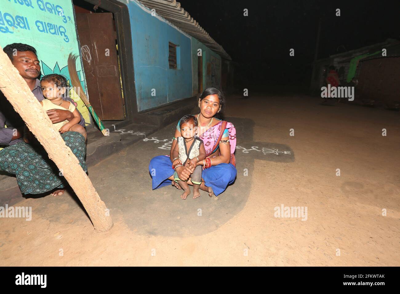 Madre e Bambino, TRIBÙ DESIA KONDHA. Seduto fuori casa. Odisha, India Foto Stock