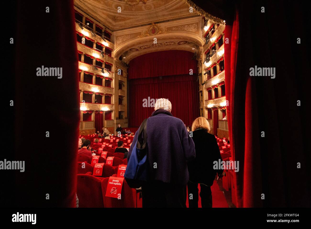 Roma, Italia. 03 maggio 2021. (5/3/2021) Vista del Teatro Argentina all'ingresso della gente. Il Teatro Argentina, uno dei più importanti teatri di Roma, riaperto, con tutti i controlli e le restrizioni dovute alla pandemia del Covid-19. Un gruppo di attori e attrici ha organizzato un flashmob davanti all'ingresso del teatro per protestare contro la situazione del teatro in Italia. (Foto di Matteo Nardone/Pacific Press/Sipa USA) Credit: Sipa USA/Alamy Live News Foto Stock