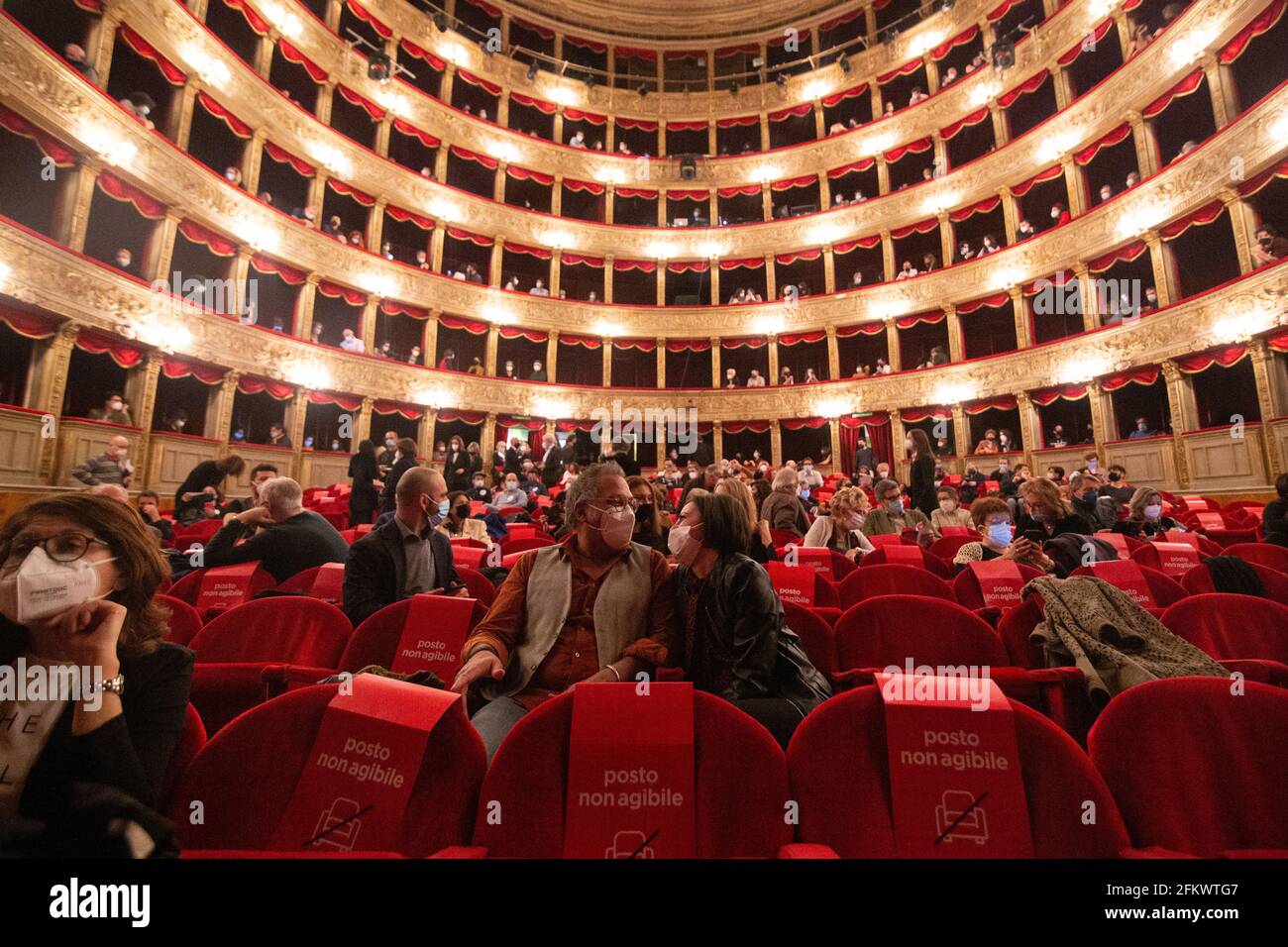 Roma, Italia. 03 maggio 2021. (5/3/2021) Vista del Teatro Argentina all'ingresso della gente. Il Teatro Argentina, uno dei più importanti teatri di Roma, riaperto, con tutti i controlli e le restrizioni dovute alla pandemia del Covid-19. Un gruppo di attori e attrici ha organizzato un flashmob davanti all'ingresso del teatro per protestare contro la situazione del teatro in Italia. (Foto di Matteo Nardone/Pacific Press/Sipa USA) Credit: Sipa USA/Alamy Live News Foto Stock