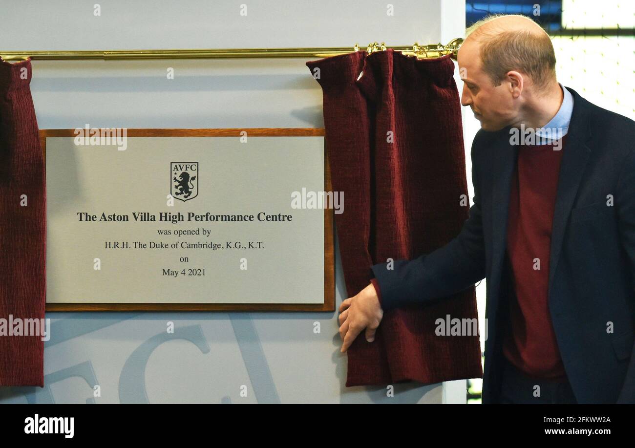 Il Duca di Cambridge, svela una targa mentre apre il nuovo centro di addestramento di Aston Villa durante una visita al Centro ad alte prestazioni di Villa a Bodymoor Heath, Warwickshire. Data immagine: Martedì 4 maggio 2021. Foto Stock