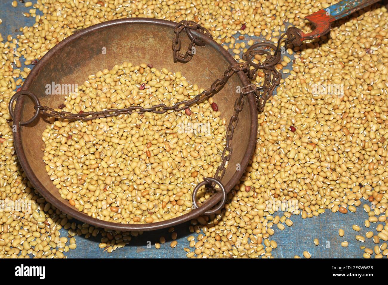 Mercato tribale settimanale del villaggio di Vishwanathpur. Indiano tradizionale peso di grano gadget con toor daal. Odisha, India Foto Stock