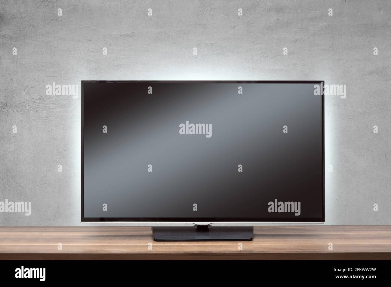 TV con schermo nero su una superficie di legno Foto Stock