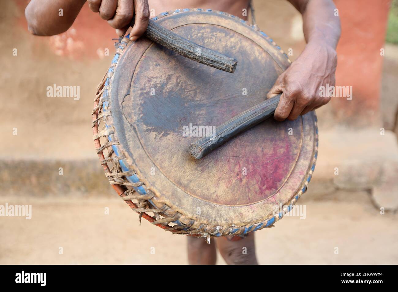 Strumento musicale tribale tradizionale fatto di pelle di capra al villaggio di Lanjigadh in Odisha, India. TRIBÙ DESIA KONDHA Foto Stock