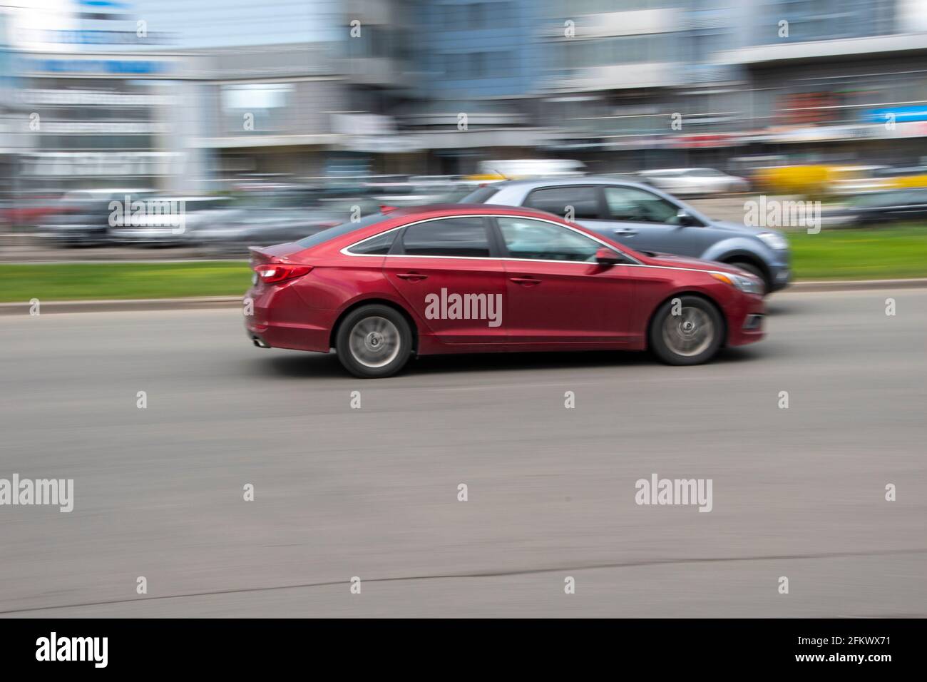 Ucraina, Kiev - 26 aprile 2021: Red Hyundai Sonata auto in movimento sulla strada. Editoriale Foto Stock