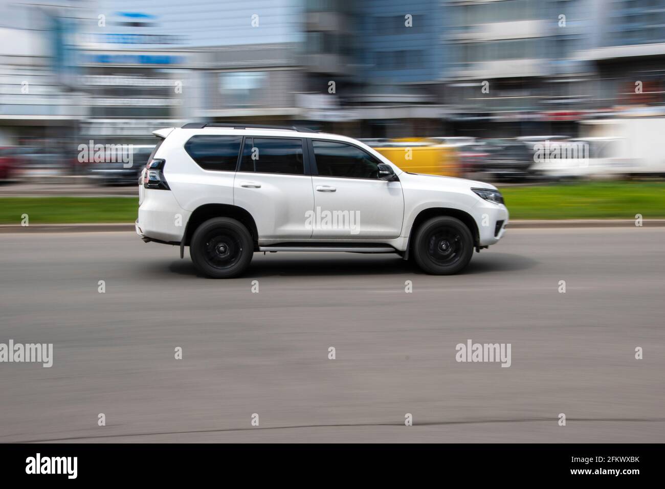 Ucraina, Kiev - 26 aprile 2021: Toyota bianca Land Cruiser Prado auto in movimento sulla strada. Editoriale Foto Stock