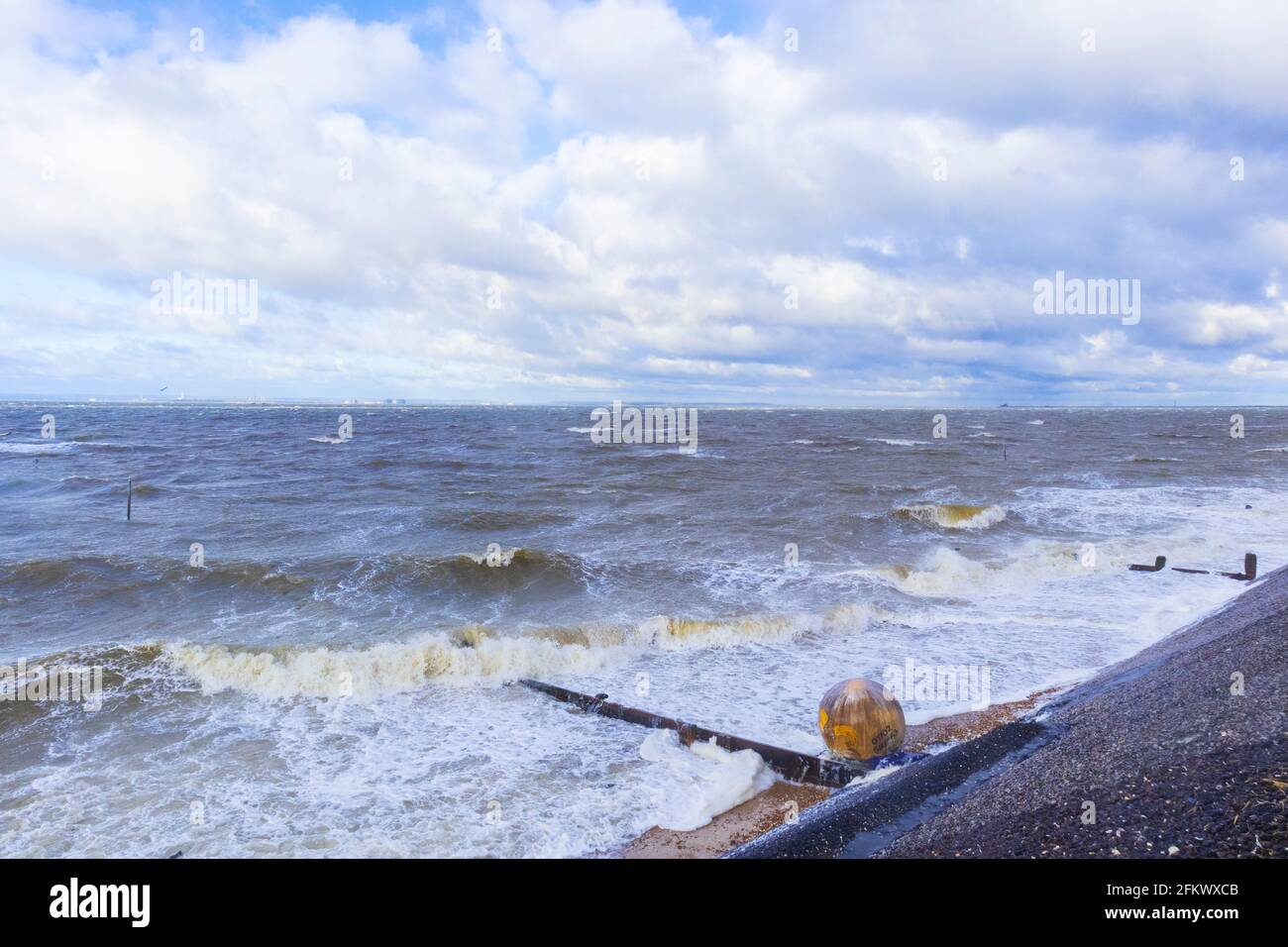 Un grande Buoy spazzato dal suo Anchorage durante le Gales non stagionali all'inizio di maggio, si trova sulla spiaggia a Shoeburyness sull'estuario del Tamigi Foto Stock