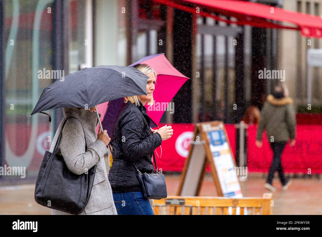 Dundee, Tayside, Scozia, Regno Unito. 4 maggio 2021. UK Weather: Una mattina molto fredda con docce sparse in tutto il Nord Est della Scozia con temperature che raggiungono 8°C. Le restrizioni di blocco di Covid-19 ora sono rilassate a Dundee con gli acquirenti che sono ben consapevoli delle linee guida di allontanamento sociale e l'uso di maschere facciali stanno sfruttando le nuove normative facilitate godendo la loro libertà di shopping e socializzare nel centro della città. Credit: Dundee Photographics/Alamy Live News Foto Stock