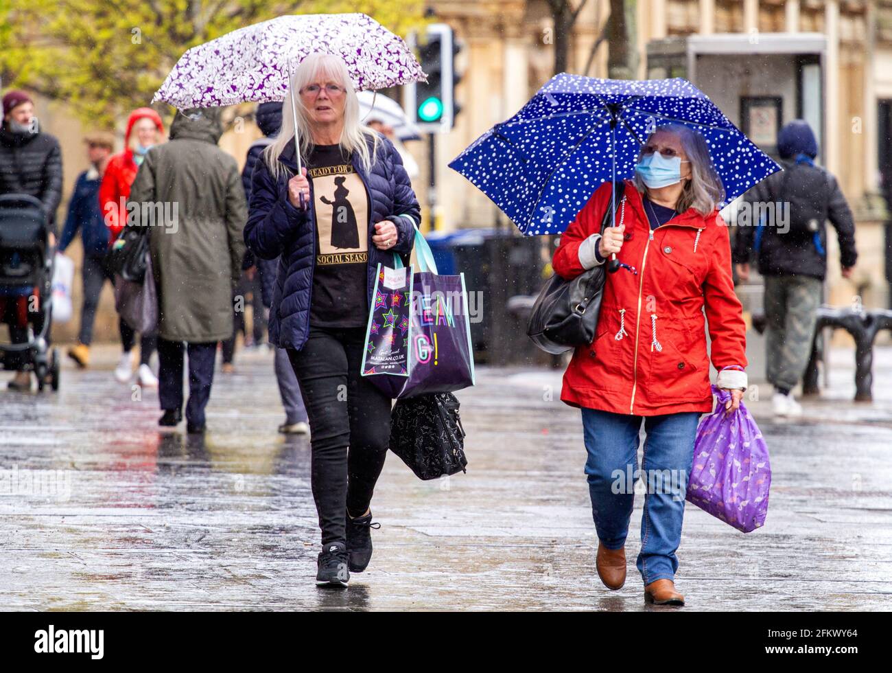 Dundee, Tayside, Scozia, Regno Unito. 4 maggio 2021. UK Weather: Una mattina molto fredda con docce sparse in tutto il Nord Est della Scozia con temperature che raggiungono 8°C. Le restrizioni di blocco di Covid-19 ora sono rilassate a Dundee con gli acquirenti che sono ben consapevoli delle linee guida di allontanamento sociale e l'uso di maschere facciali stanno sfruttando le nuove normative facilitate godendo la loro libertà di shopping e socializzare nel centro della città. Credit: Dundee Photographics/Alamy Live News Foto Stock