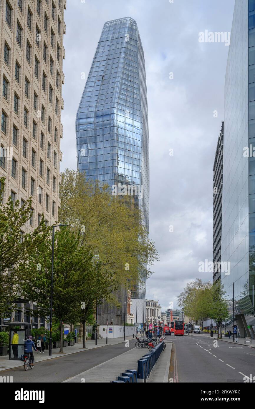 Il famoso grattacielo Blackfriars a Bankside, Londra, Regno Unito, visto da Blackfriars Road a sud con ciclista su pista ciclabile dedicata. Foto Stock