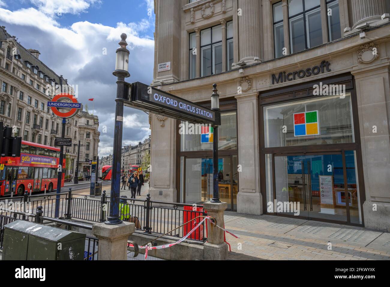 Microsoft store in Regent Street con l'entrata della stazione della metropolitana come covid lockdown eases nel centro di Londra, 4 maggio 2021 Foto Stock