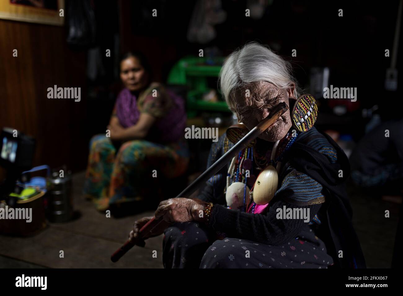 Con la pratica ora vietata, la tradizione tatuaggio sta morendo. STATO DEL MENTO, MYANMAR: QUESTE tribeswomen sono l'ultima del loro genere dopo un governante Foto Stock