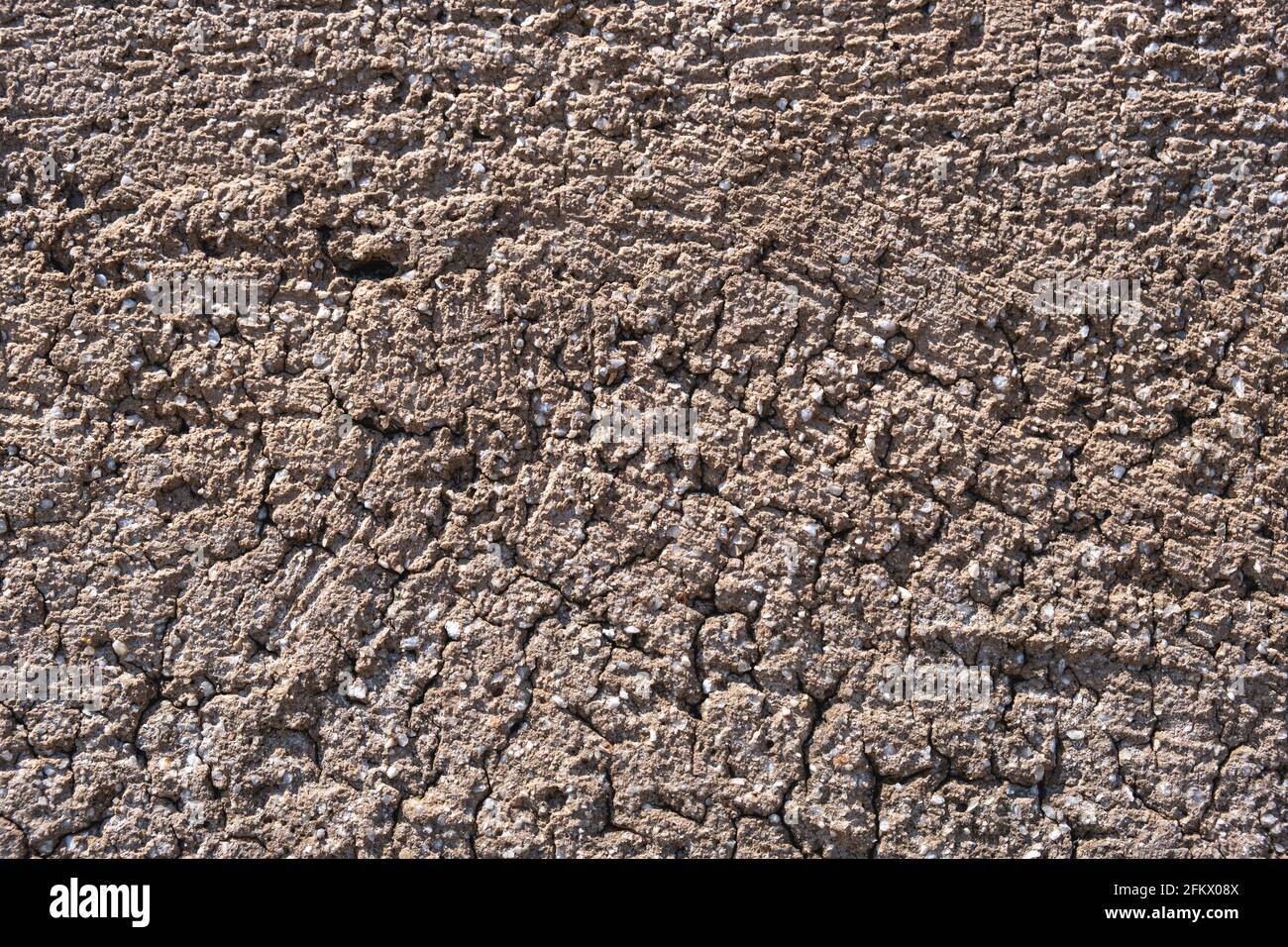 Beige vuota vecchia parete ruvida per sfondo, texture. Struttura esterna di pietra, calcestruzzo grunge, porosa, minerale granuloso invecchiato danneggiato vintage blank su Foto Stock