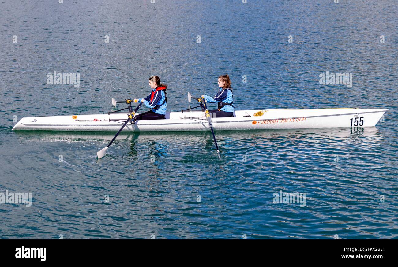 giovani donne che girovagano o sculling una barca Foto Stock