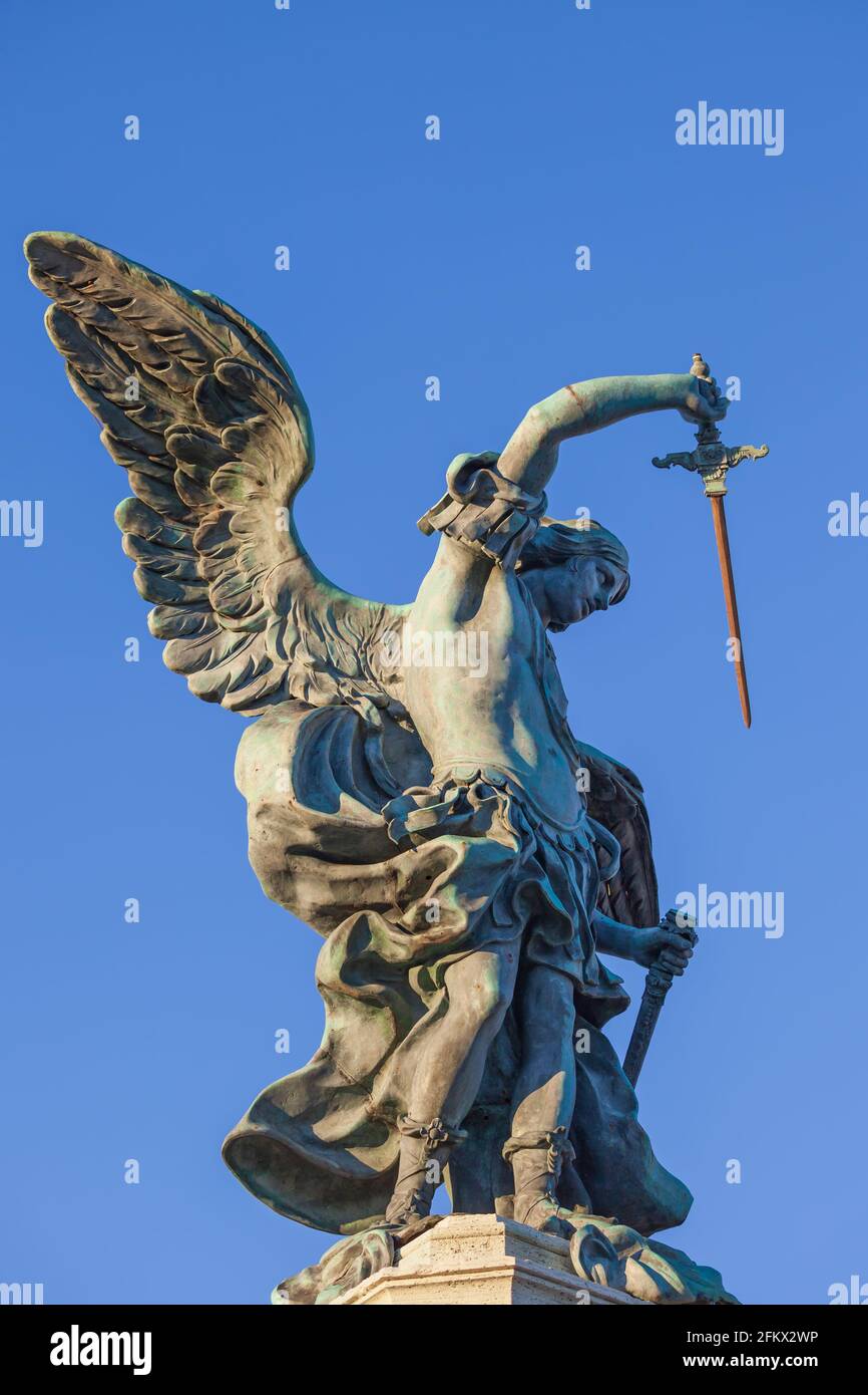 Statua di Michele Arcangelo con spada (progettata nel 1753) In cima a  Castel Sant Angelo a Roma Foto stock - Alamy