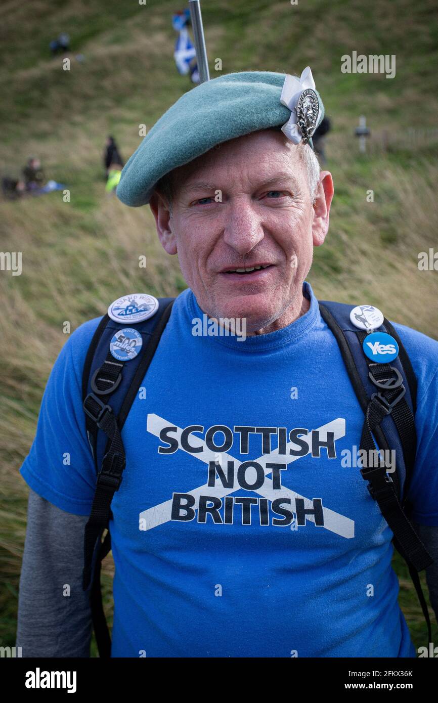 SCOZIA / EDIMBURGO / uomo che indossa una maglietta con il messaggio 'Scottish Not British' alla Scottish Independence March . Foto Stock