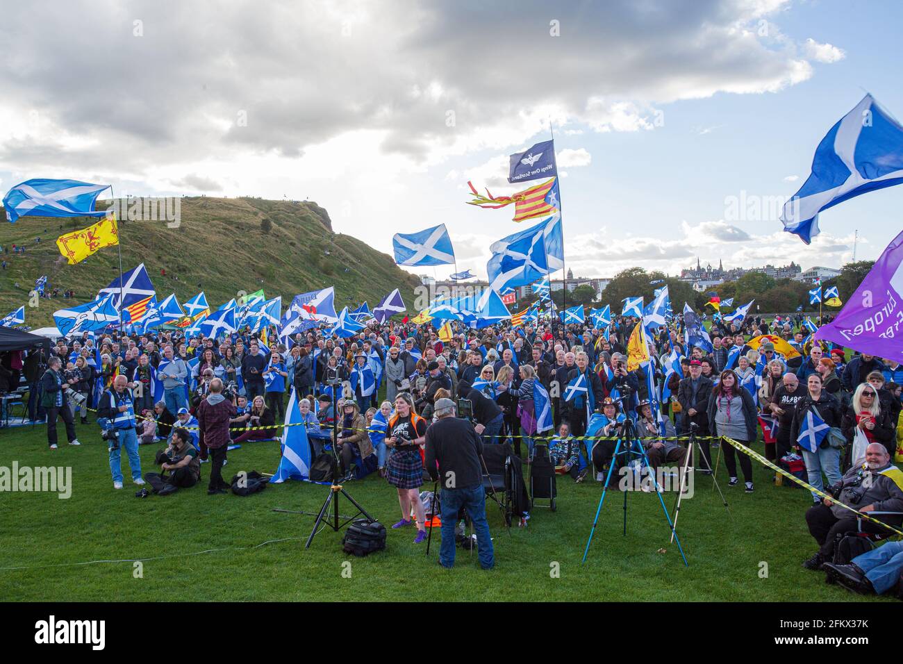 SCOZIA / EDIMBURGO / manifestanti con bandiere alla Pro Scottish Independence March del 6.10.2018 a Edimburgo, Regno Unito. Foto Stock