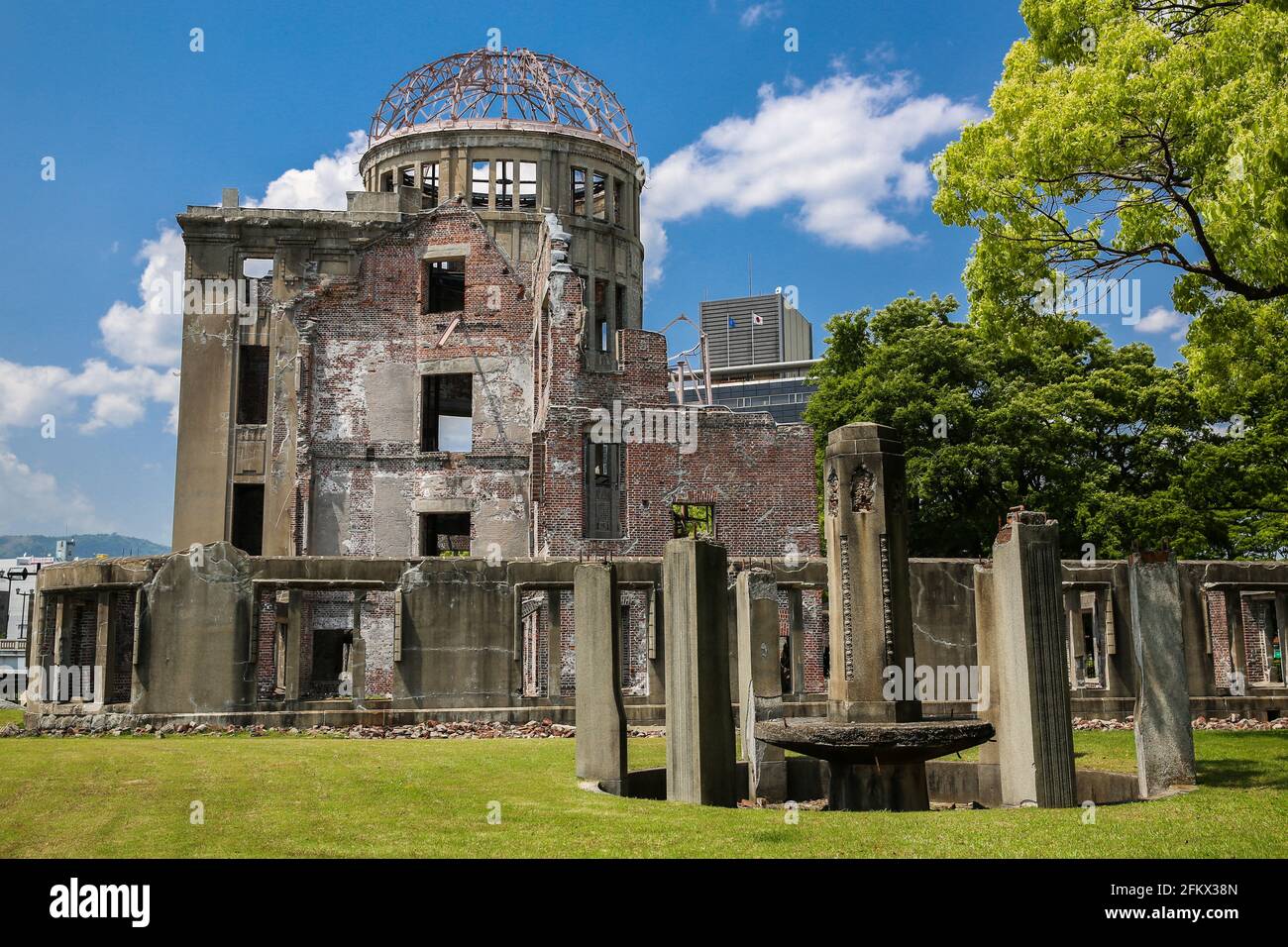 Hiroshima Peace Memorial Park, monumento di guerra e Genbaku Dome resti della bomba atomica caduto a Hiroshima, Giappone, durante la seconda guerra mondiale. Foto Stock