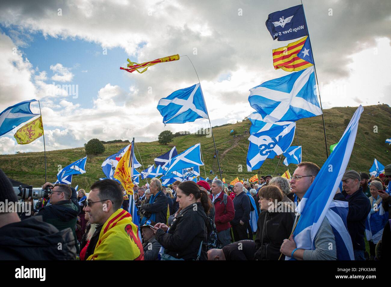 SCOZIA / EDIMBURGO / manifestanti con bandiere alla Pro Scottish Independence March del 6.10.2018 a Edimburgo, Regno Unito. Foto Stock