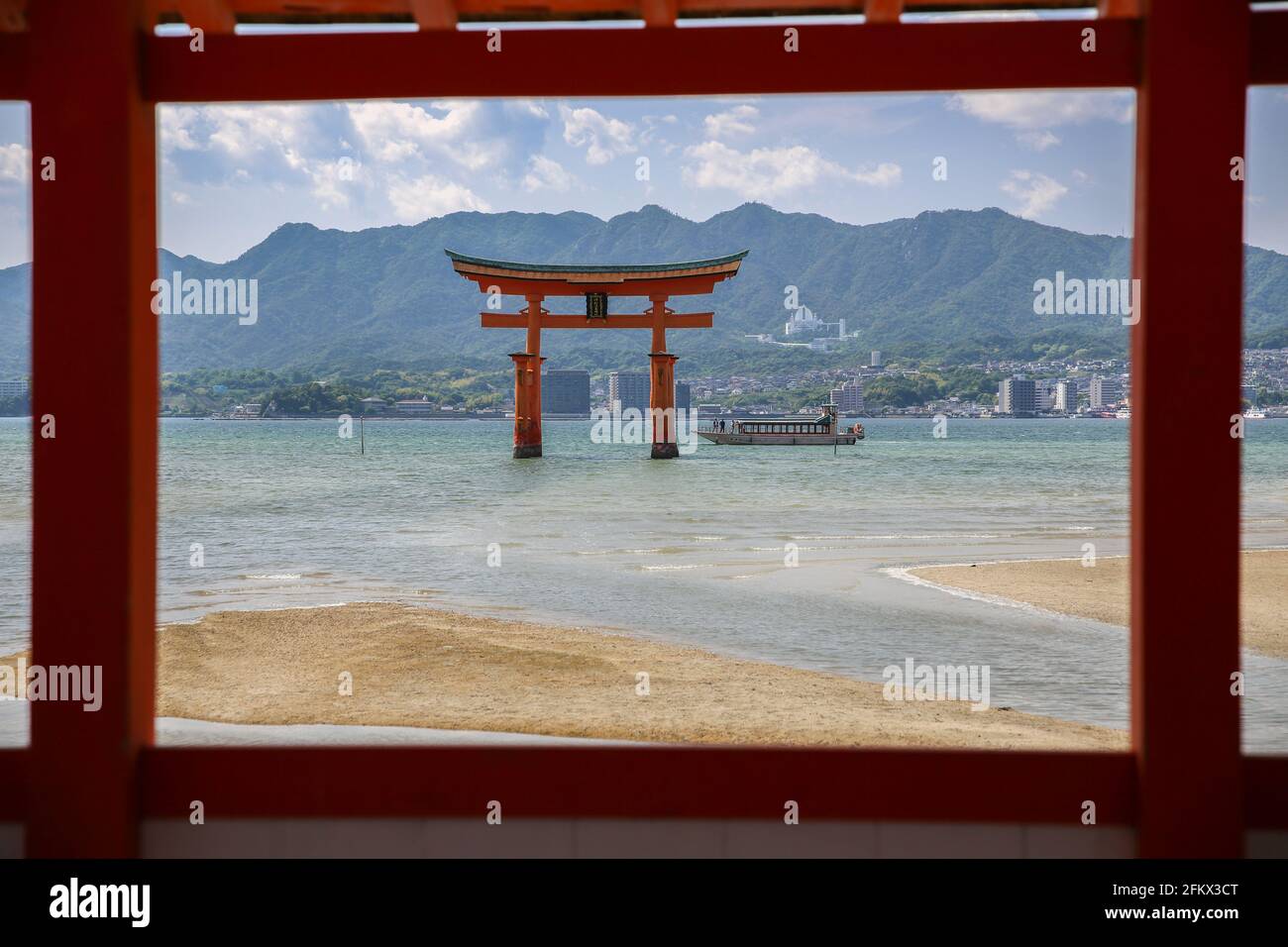 Itsukushima Floating Torii Gate. Antico Santuario giapponese Shinto sull'isola di Miyajima, Hiroshima, Giappone. Foto Stock