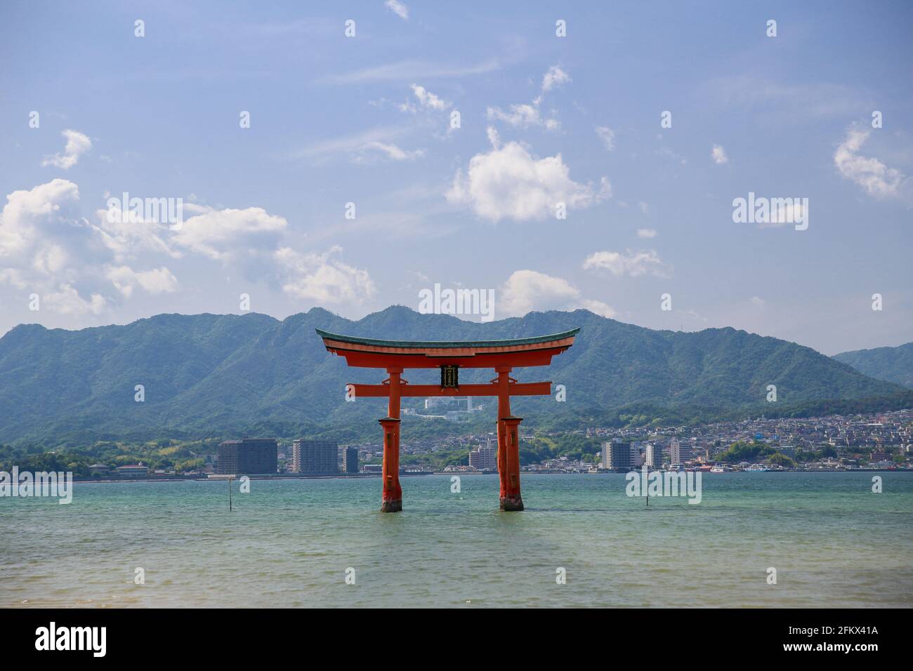Itsukushima Floating Torii Gate. Antico Santuario giapponese Shinto sull'isola di Miyajima, Hiroshima, Giappone. Foto Stock