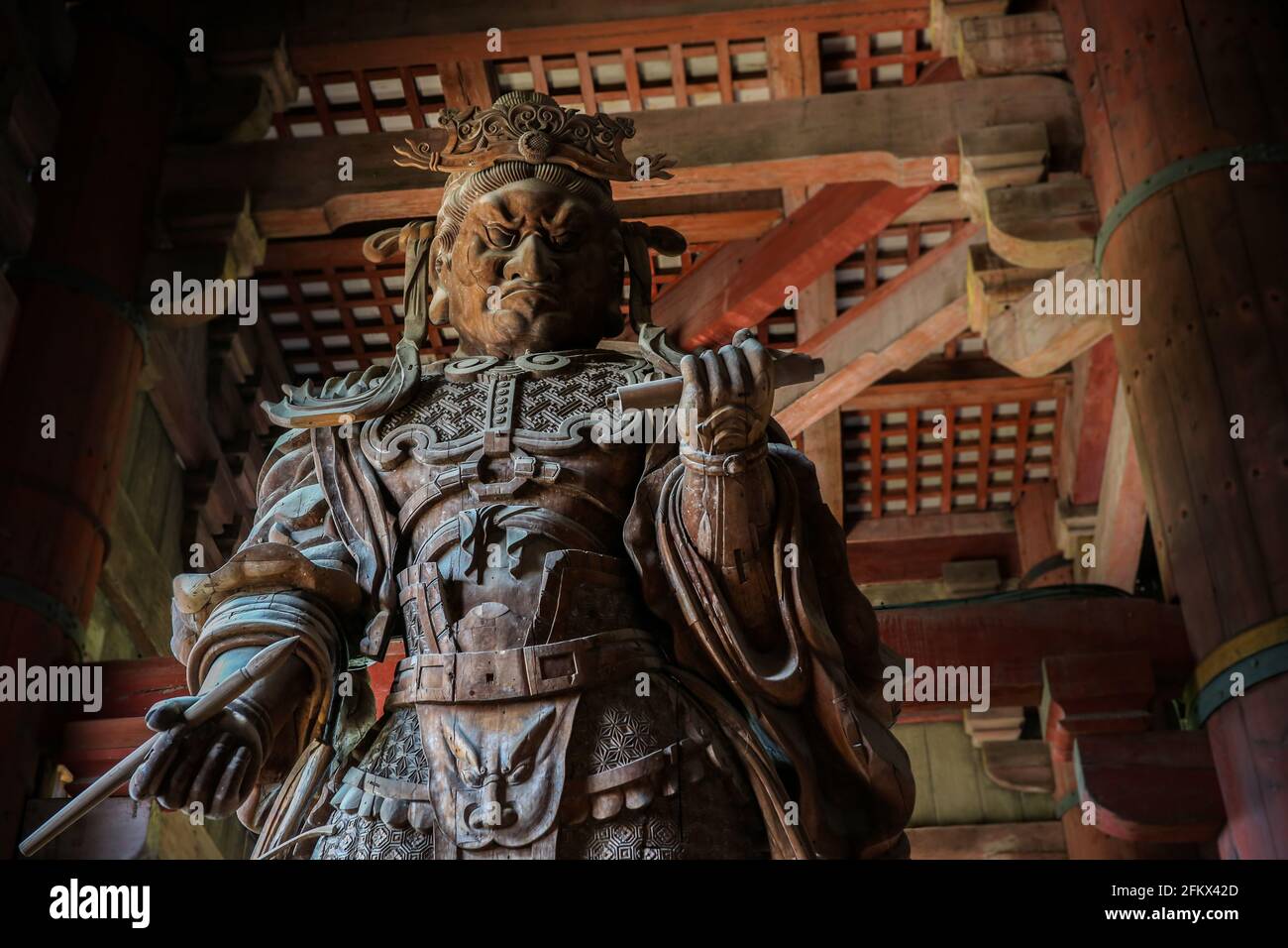 Statua di Guardiano Demon a Daibutsu-den nel tempio Todaiji, Nara. Una delle strutture in legno più grandi del mondo e i templi buddisti più famosi del Giappone Foto Stock