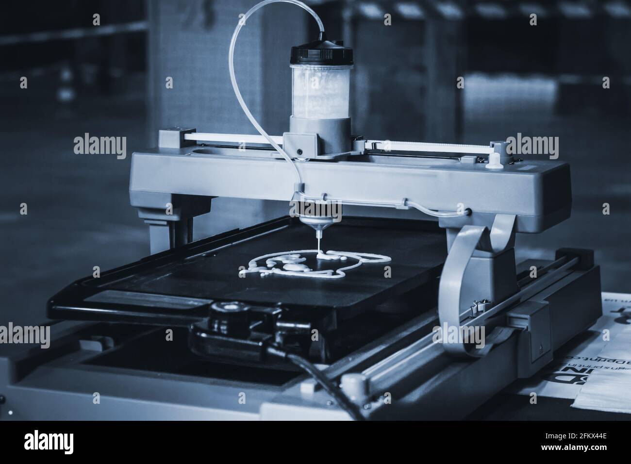 stampante 3d che stampa un impasto liquido. Frittelle di stampa 3D Foto  stock - Alamy