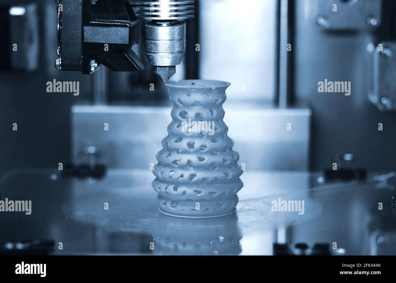 La stampante 3D stampa dal closeup della figura in plastica. Foto Stock