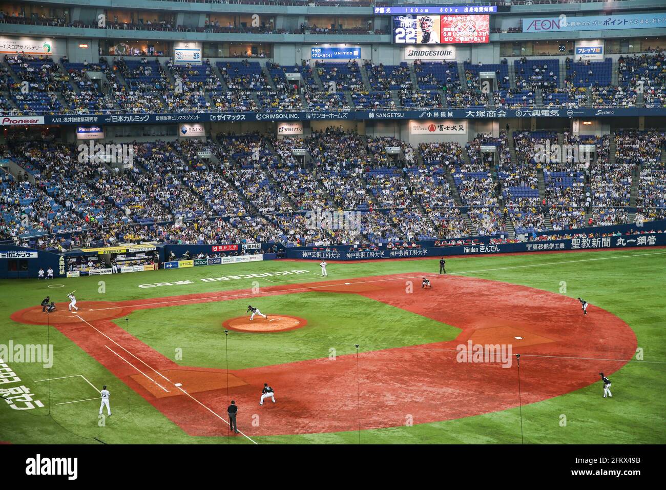 Kyocera Dome Osaka, stadio della squadra giapponese di baseball degli Orix Buffaloes, qui giocando i loro rivali le Tigri Hanshin di Osaka. Osaka, Giappone. Foto Stock