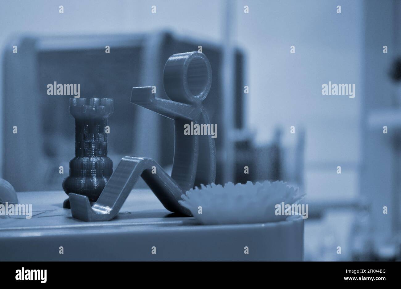 Qualche oggetto isolato astratto stampato su una stampante 3d Foto Stock