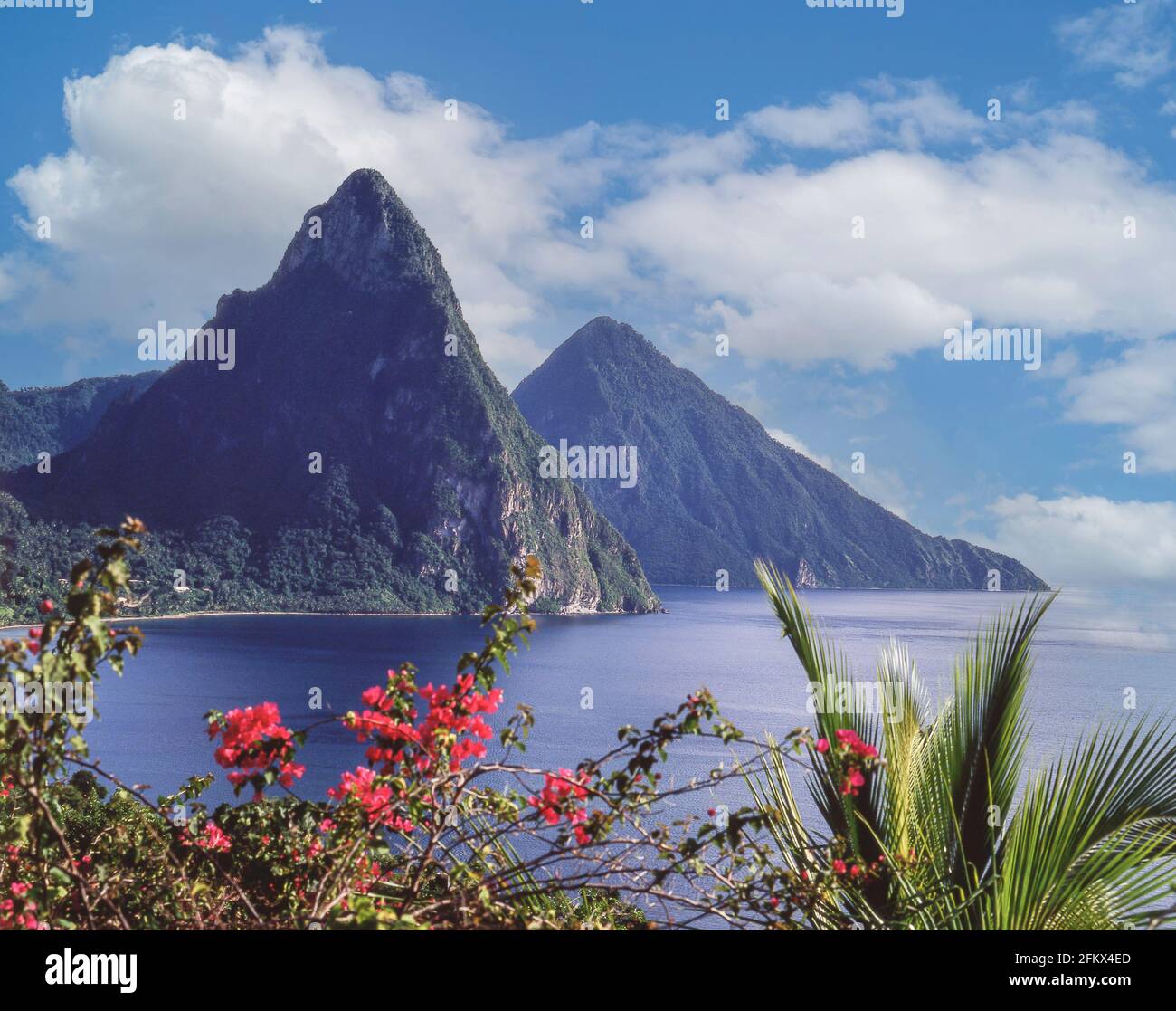 Vista della spiaggia e Pitons, Soufriere, St. Lucia, Caraibi Foto Stock