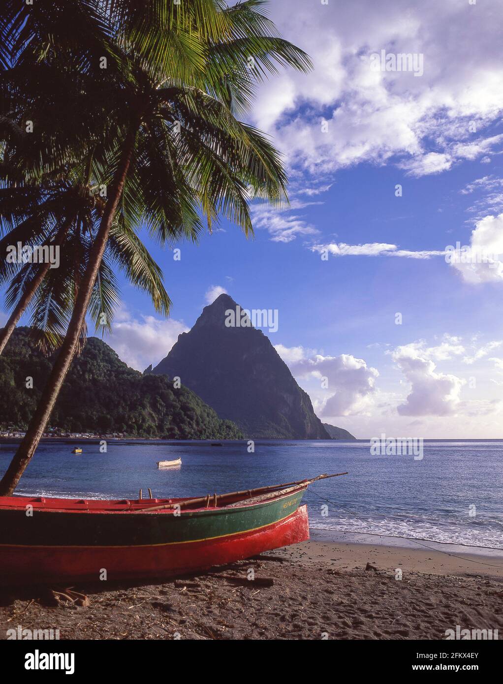 Vista della spiaggia e Pitons, Soufriere, St. Lucia, Caraibi Foto Stock