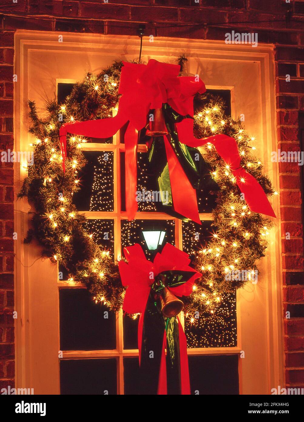 Corona Di Natale Luminosa Per Porta – 60 Cm, Tessuto Rosso, Decorazione Festiva Invernale Rustica
