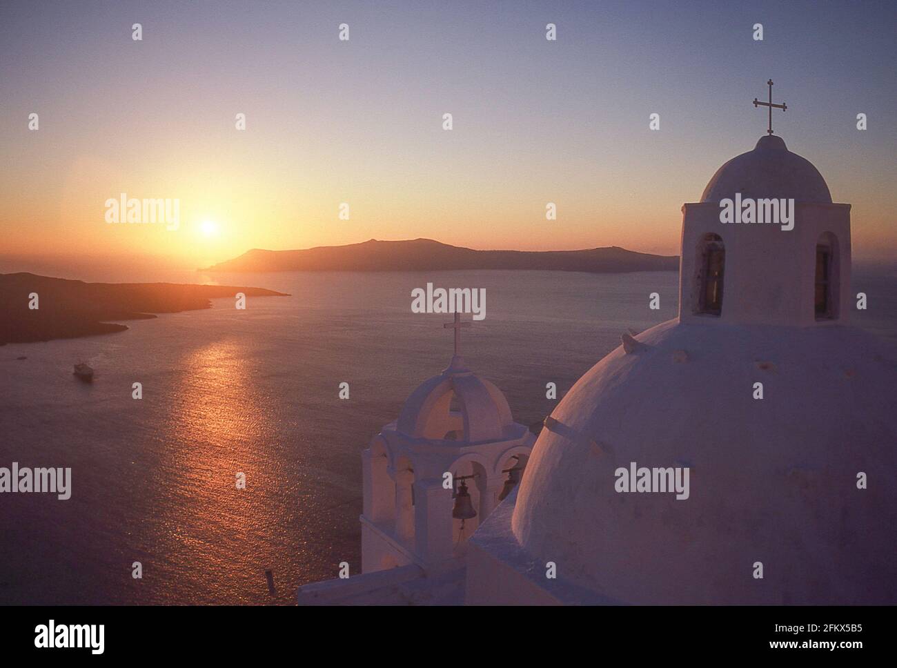 Chiesa Duomo al tramonto, Fira, Santorini, Cicladi Sud Egeo Regione, Grecia Foto Stock