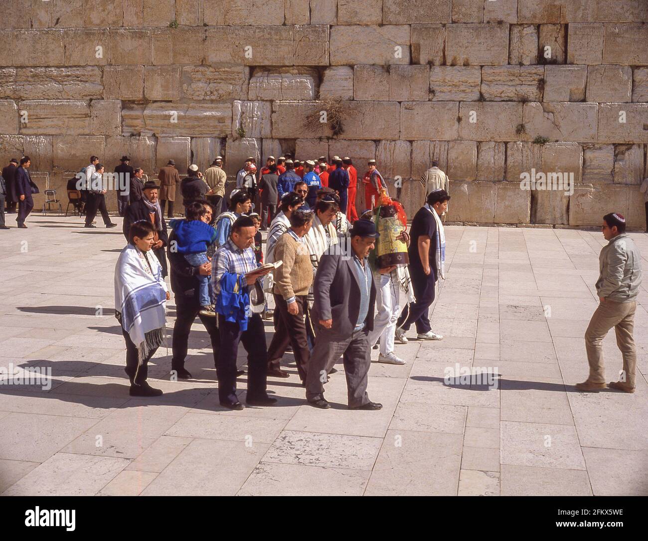 Adoratori ebrei al Muro Occidentale, Città Vecchia, Gerusalemme, quartiere di Gerusalemme, Israele Foto Stock