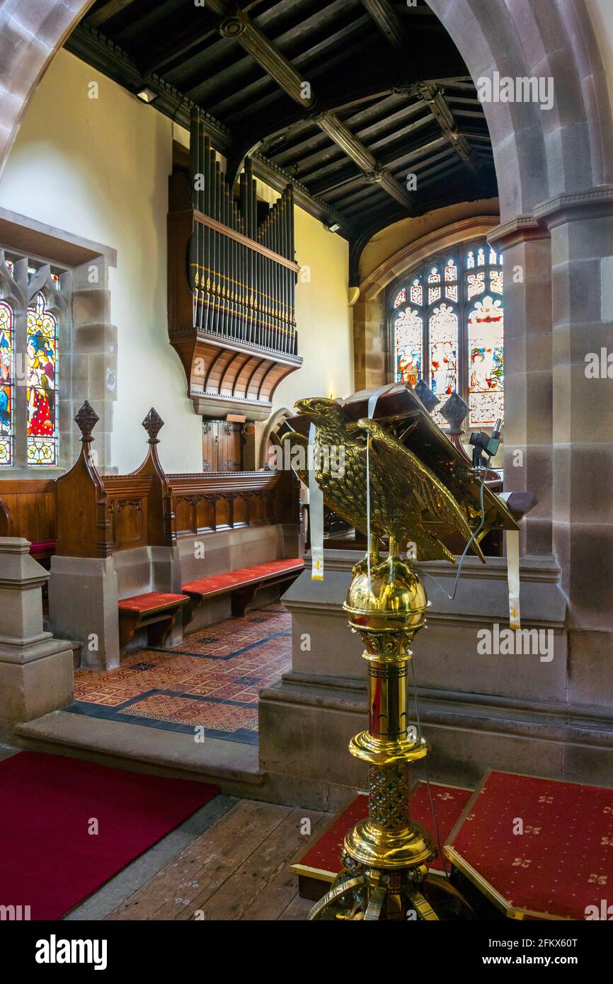 All'interno della chiesa di San Giles, Great Longstone, Derbyshire, che mostra lectern e coro Foto Stock