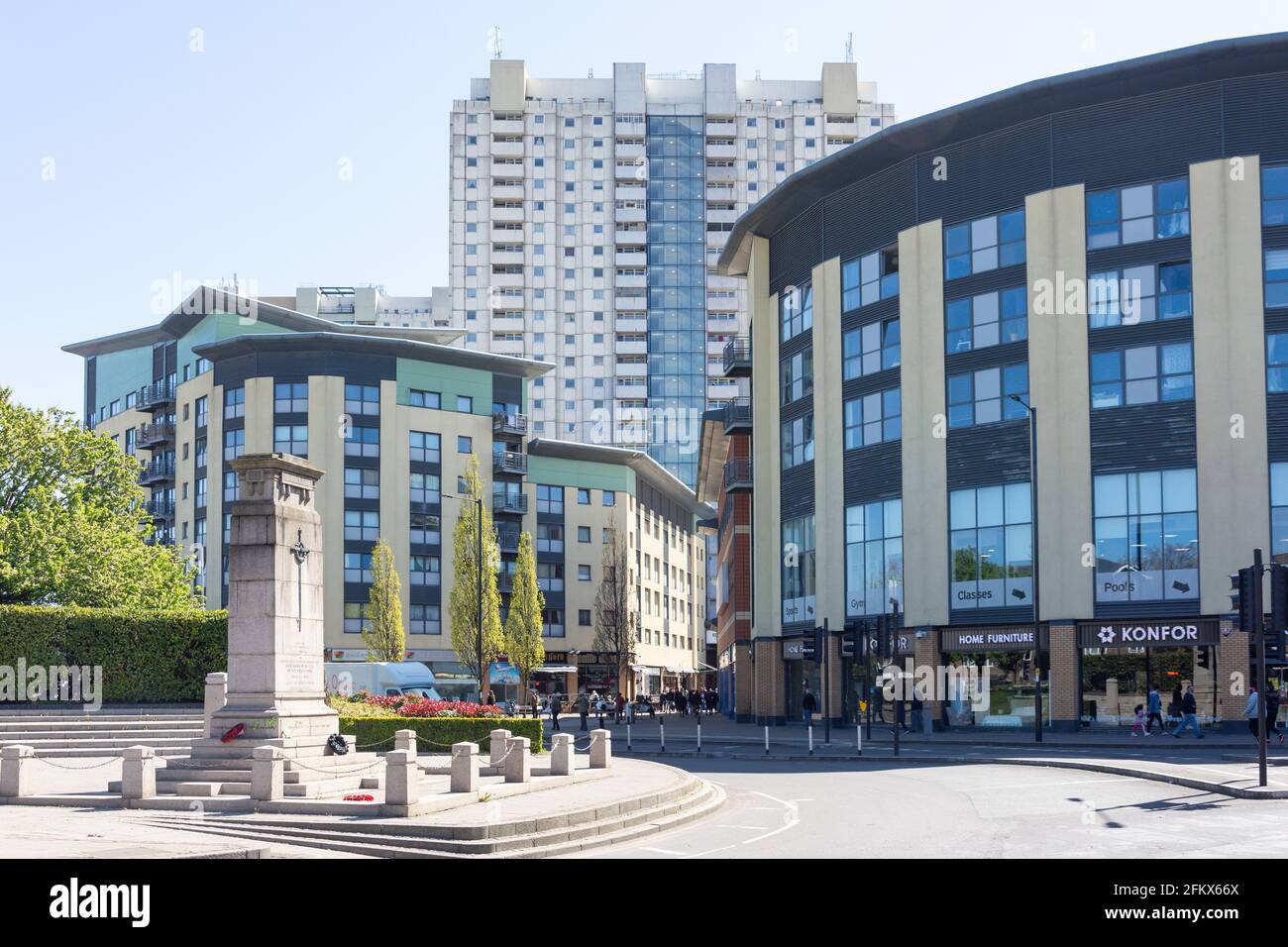 War Memorial e Edmonton Green Shopping Center, The Broadway, Edmonton, London Borough of Enfield, Greater London, England, Regno Unito Foto Stock