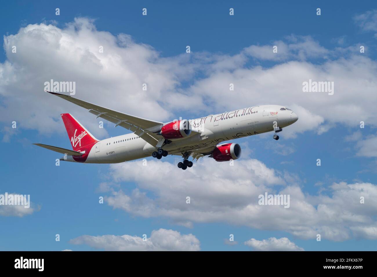 Gli aerei Virgin Atlantic 787-9 Dreamliner atterrano all'aeroporto Heathrow di Londra, London Borough of Hillingdon, Greater London, England, Regno Unito Foto Stock