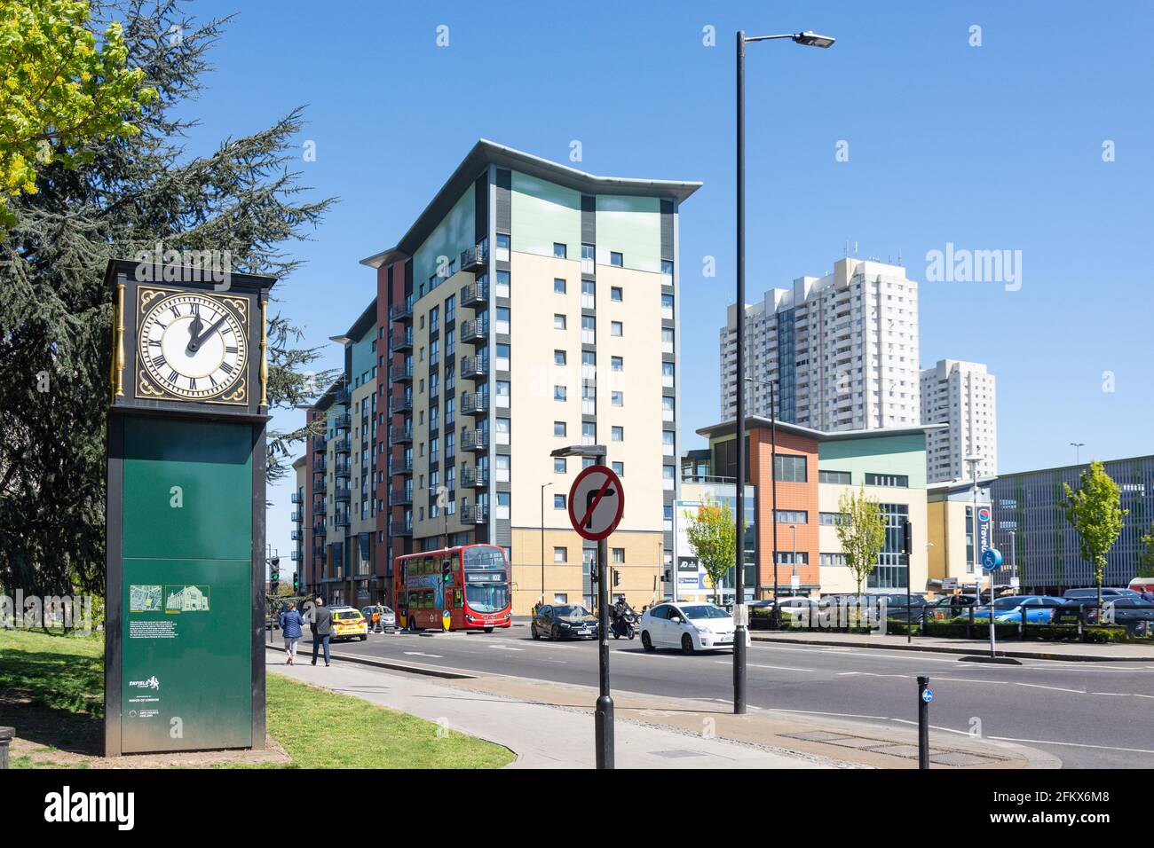 Old Town Hall Clock & Edmonton Green Shopping Center, The Broadway, Edmonton, London Borough of Enfield, Greater London, England, Regno Unito Foto Stock