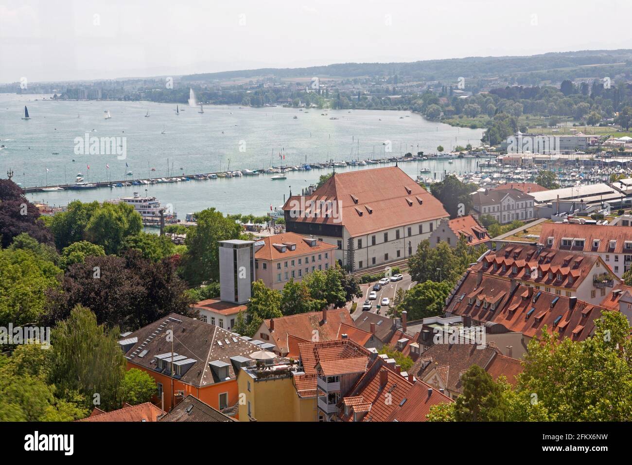 Vista su Konstanz fino al porto sul lago di Costanza, Germania Foto Stock