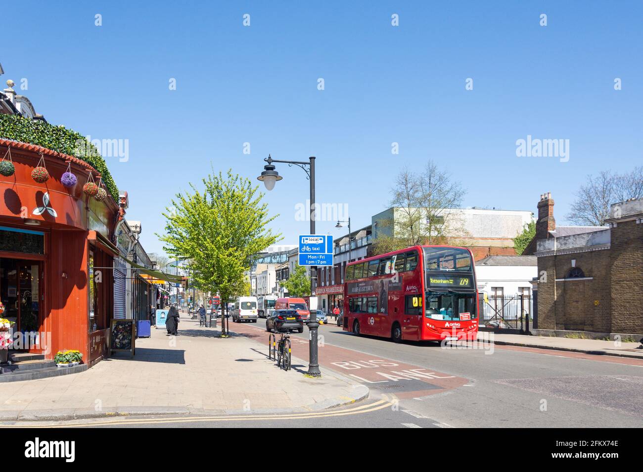 Street scene, High Street, Tottenham, London Borough of Haringey, Greater London, Inghilterra, Regno Unito Foto Stock