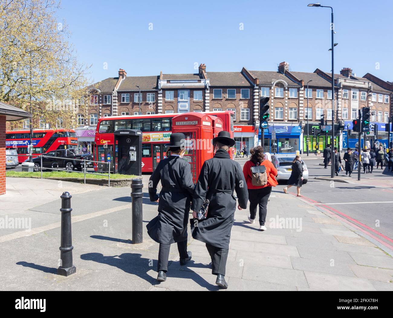 Ragazzi ebrei ortodossi che camminano verso Stamford Hill, Stamford Hill, London Borough of Hackney, Greater London, England, United Kingdom Foto Stock