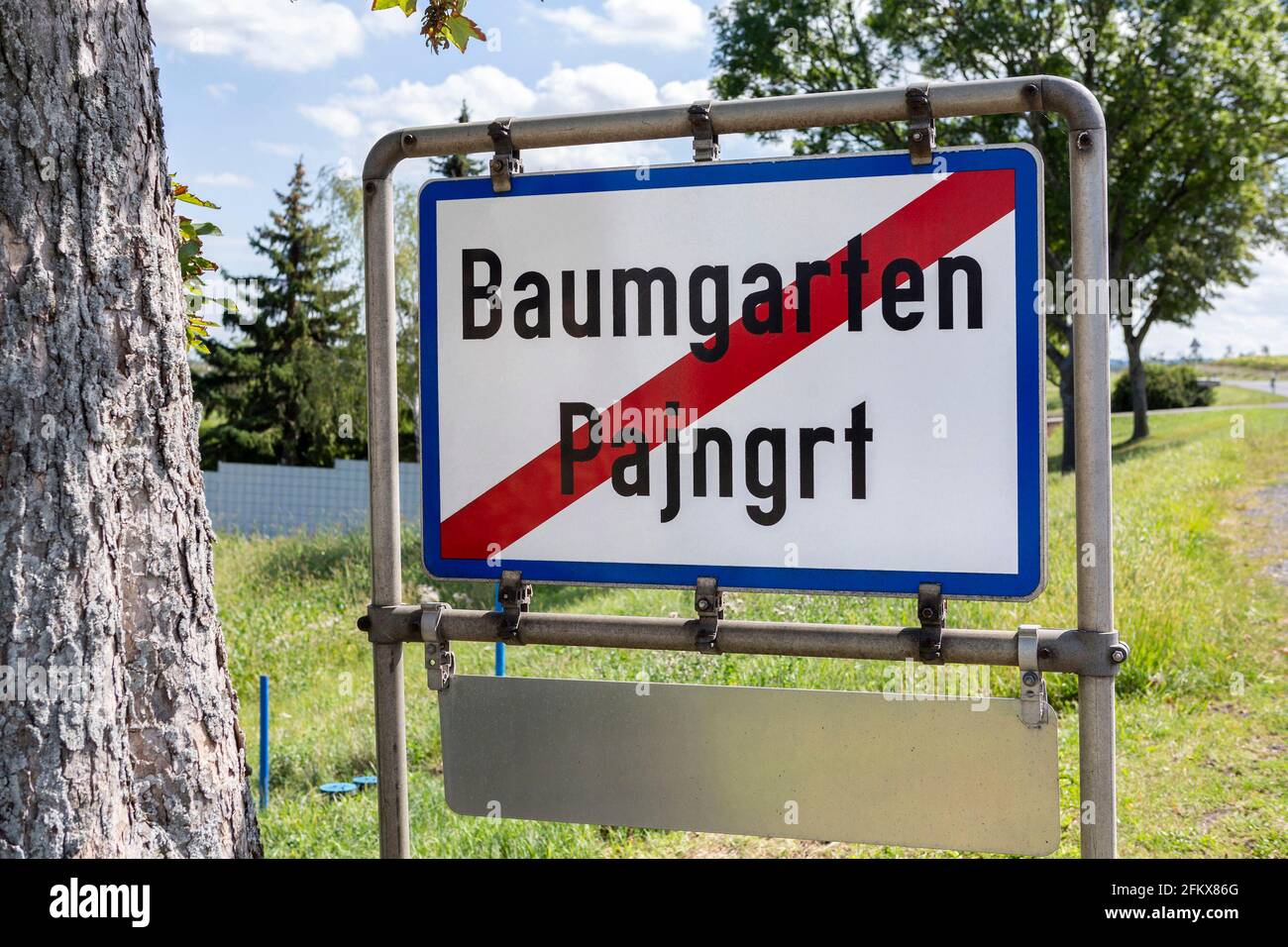 Cartello del nome del luogo bilingue Baumgarten, Pajngrt, Burgenland, Austria Foto Stock