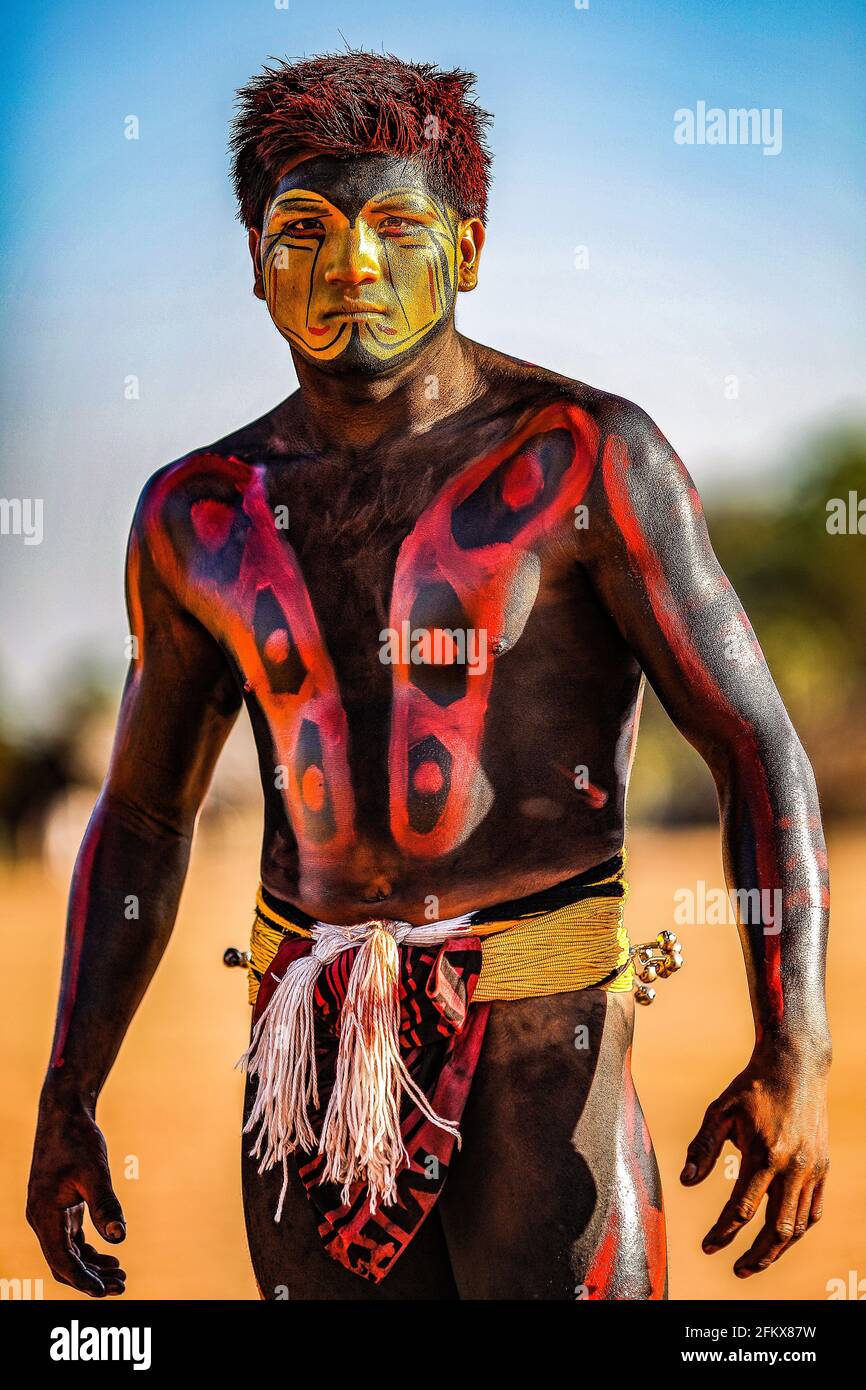 Un indiano di Kalapalo che indossa vivaci tinte rosse e dorate. BRASILIA, BRASILE: Immagini INCREDIBILI hanno catturato le tribù indigene del Brasile che agiscono a. Foto Stock