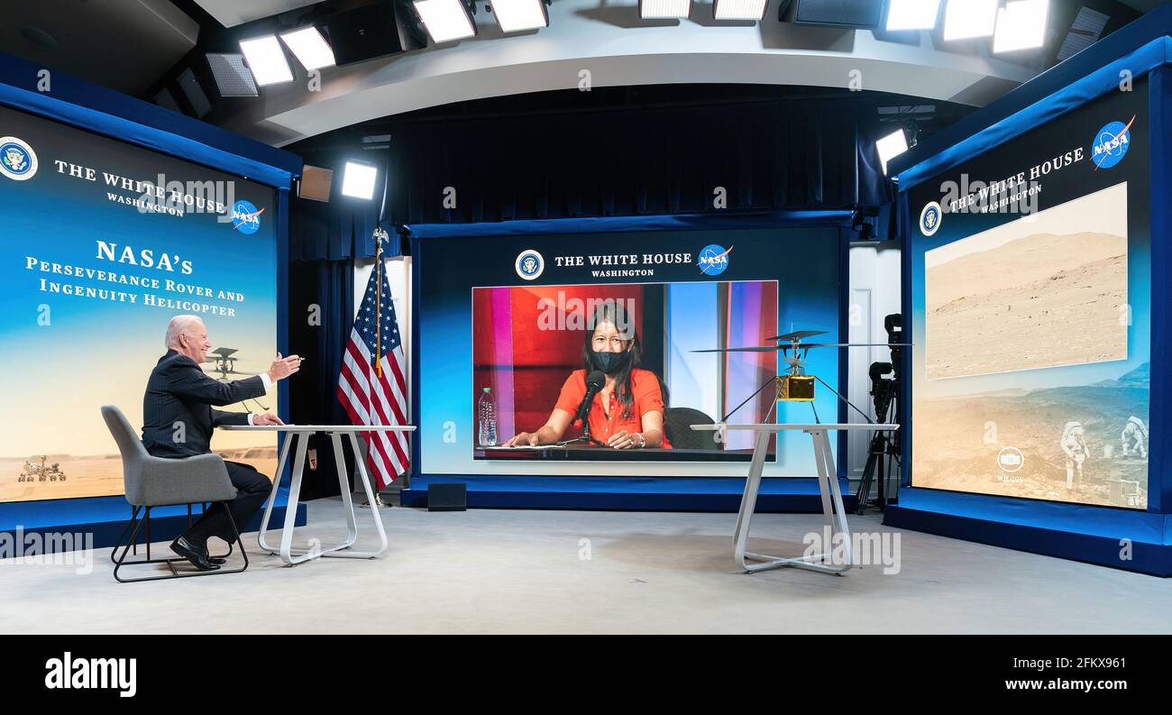 Il presidente Joe Biden riceve un briefing virtuale da Mimi Aung, Project Manager della NASA Ingenuity, a seguito del primo volo su Marte dell'elicottero Ingenuity della NASA, lunedì 19 aprile 2021, presso il South Court Auditorium dell'Eisenhower Executive Office Building della Casa Bianca. (Foto ufficiale della Casa Bianca di Adam Schultz) Foto Stock