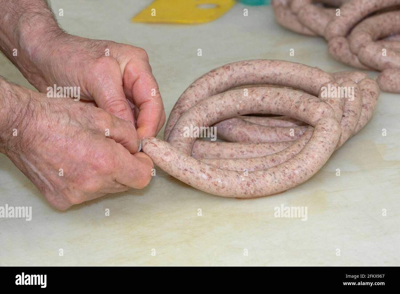 Produzione di salsicce, legatura Bratwurst Foto Stock