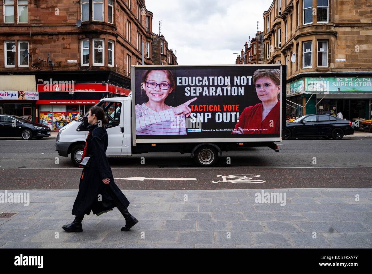 Glasgow, Scozia, Regno Unito. 4 maggio 2021. Il gruppo pro-Union Scotland Matters ha spinto la campagna ad Van con i cartelloni pro-Union nella circoscrizione di Govanhill di Nicola Sturgeon oggi. L'ad Van è stato parcheggiato fuori dal suo ufficio elettorale e su Victoria Road. Iain Masterton/Alamy Live News Foto Stock