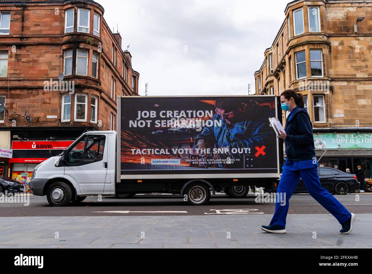 Glasgow, Scozia, Regno Unito. 4 maggio 2021. Il gruppo pro-Union Scotland Matters ha spinto la campagna ad Van con i cartelloni pro-Union nella circoscrizione di Govanhill di Nicola Sturgeon oggi. L'ad Van è stato parcheggiato fuori dal suo ufficio elettorale e su Victoria Road. Iain Masterton/Alamy Live News Foto Stock