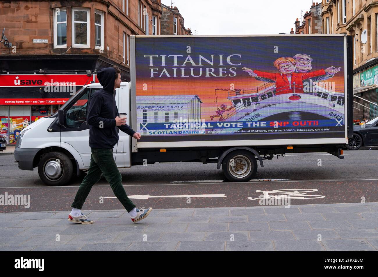 Glasgow, Scozia, Regno Unito. 4 maggio 2021. Il gruppo pro-Union Scotland Matters ha spinto la campagna ad Van con i cartelloni pro-Union nella circoscrizione di Govanhill di Nicola Sturgeon oggi. L'ad Van è stato parcheggiato fuori dal suo ufficio elettorale e su Victoria Road. Iain Masterton/Alamy Live News Foto Stock